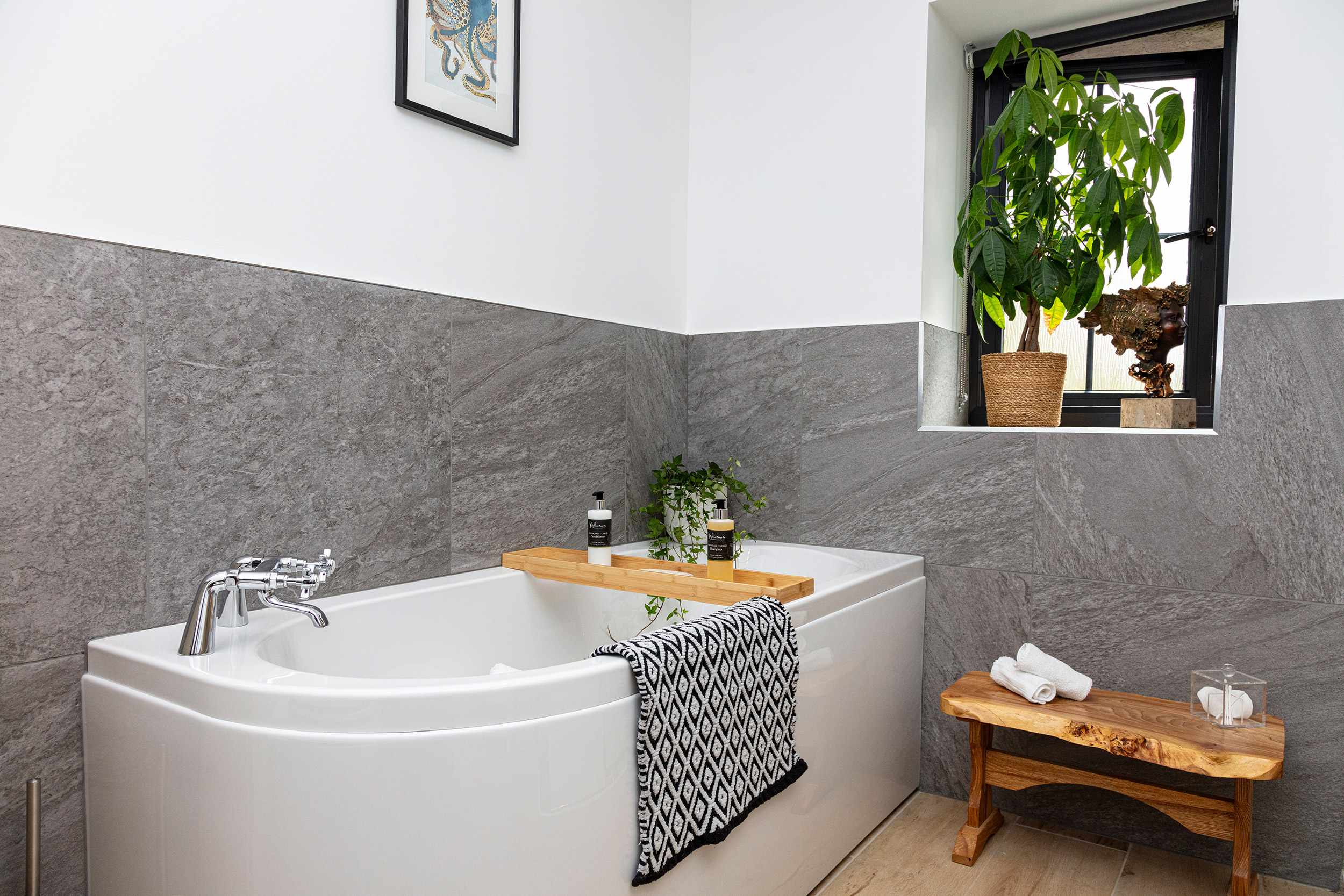 The Wreck Bathroom - Ullapool Luxury Stone Cottages